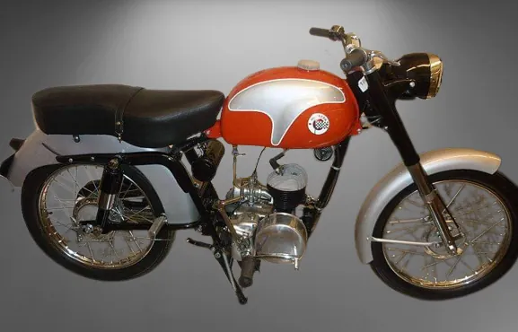 Motocicleta Huracan amb dipòsit vermell i platejat